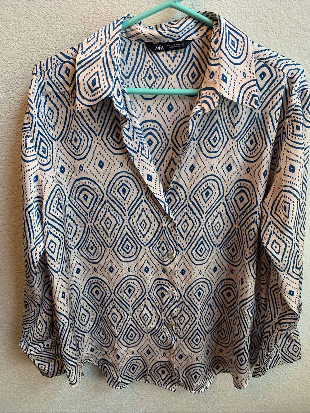 Zara White Button-Up Shirt with Navy Geometric Print